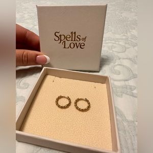 Spells of love- MEDIUM TWIST HOOPS GOLD NWT